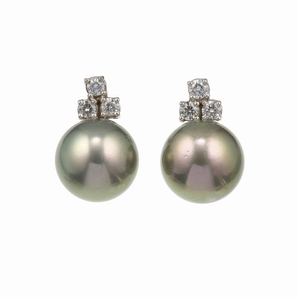Orecchini con perle Tahiti 13.29mm e diamanti taglio brillante  - Asta Gioielli - Associazione Nazionale - Case d'Asta italiane