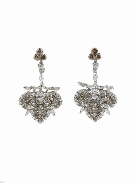 Orecchini pendenti con diamanti bianchi e fancy  - Asta Gioielli - Associazione Nazionale - Case d'Asta italiane