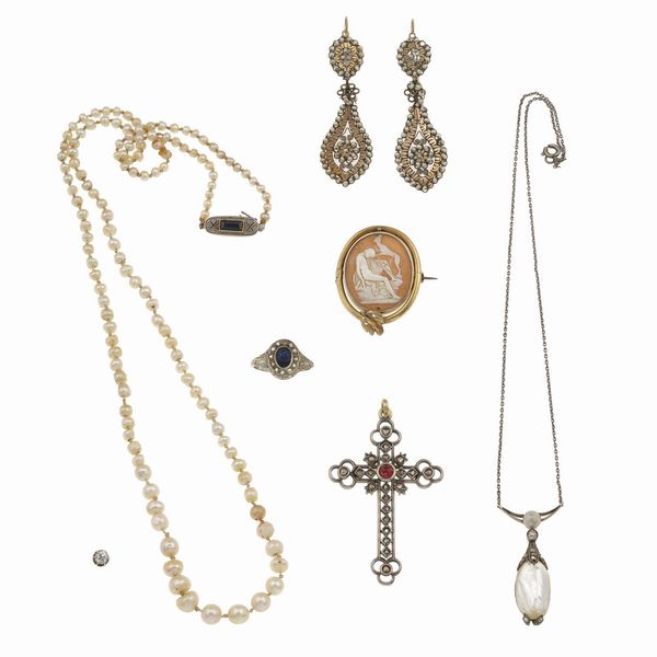 Lotto comprendente un paio di orecchini con piccole perle, un orecchino spaiato con piccolo diamante di vecchio taglio, un pendente croce, una spilla con cammeo, un anello con gemma sintetica blu, un pendente con perla ed un filo di perle coltivate  - Asta Gioielli - Associazione Nazionale - Case d'Asta italiane
