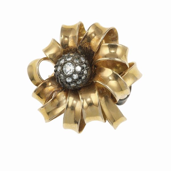 Anello �fiore� con piccoli diamanti  - Asta Gioielli - Associazione Nazionale - Case d'Asta italiane
