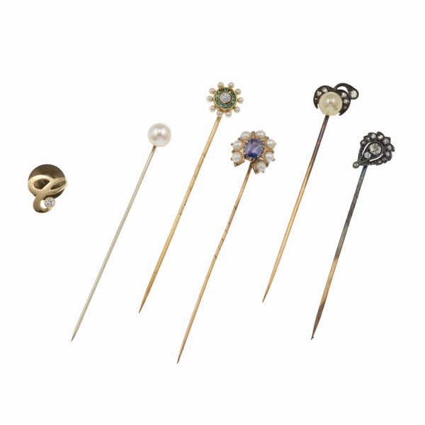 Lotto composto da 5 spilloni da cravatta ed una piccola spilla  - Asta Gioielli - Associazione Nazionale - Case d'Asta italiane