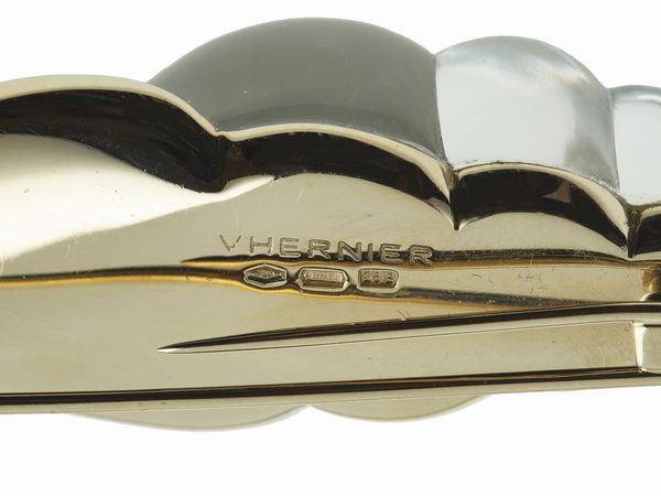 Vhernier. Spilla Conchiglia con diamanti, madreperla bianca, giada nera e cristallo di rocca  - Asta Gioielli - Associazione Nazionale - Case d'Asta italiane