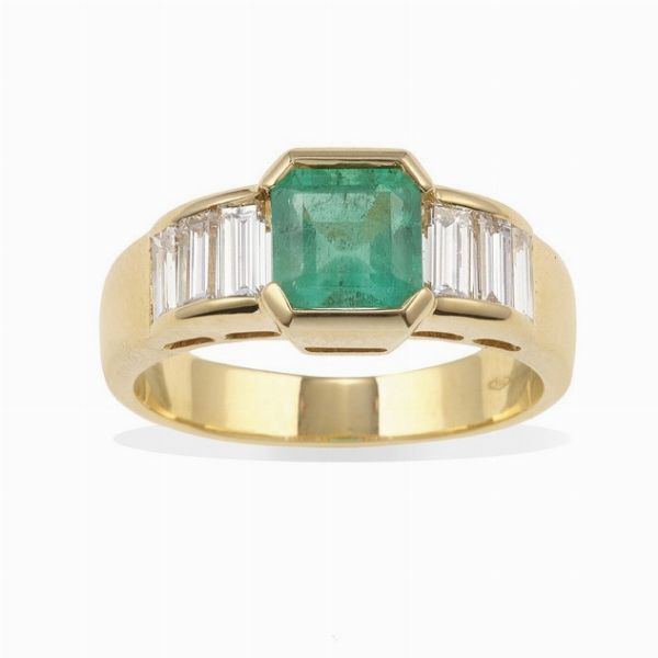 Anello con smeraldo Colombia e diamanti taglio baguette  - Asta Gioielli - Associazione Nazionale - Case d'Asta italiane