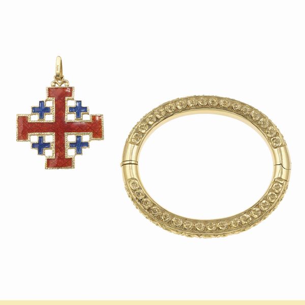 Lotto composto da bracciale rigido inciso e pendente Croce di Gerusalemme con smalti policromi  - Asta Gioielli - Associazione Nazionale - Case d'Asta italiane