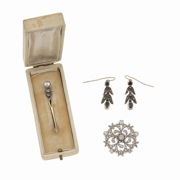 Lotto composto da una spilla da cravatta, una spilla rotondo con diamanti ed un paio di orecchini con zaffiri e rosette di diamante  - Asta Gioielli - Associazione Nazionale - Case d'Asta italiane