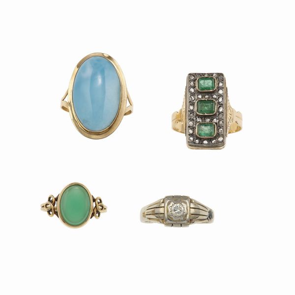 Lotto composto da quattro anelli con: pectolite/larimar, smeraldi, agata verde e piccolo diamante  - Asta Gioielli - Associazione Nazionale - Case d'Asta italiane