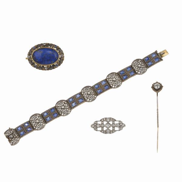 Lotto composto da un bracciale con vetri blu, spilla con lapislazzulo, spilla da cravatta con gemma sintetica ed una spilla con diamanti di vecchio taglio  - Asta Gioielli - Associazione Nazionale - Case d'Asta italiane