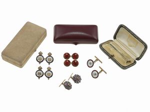 Lotto composto da quattro paia di bottoni da polso con smalti policromi e piccoli diamanti  - Asta Gioielli - Associazione Nazionale - Case d'Asta italiane