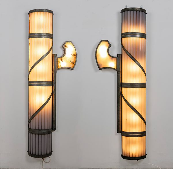 Coppia di grandi lampade a forma di Fascio Littorio  - Asta Design e Arti Decorative del XX Secolo - Associazione Nazionale - Case d'Asta italiane