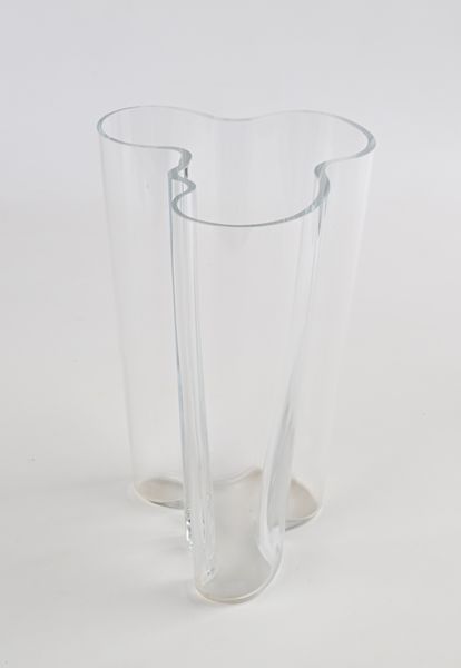 ALVAR AALTO : Vaso in vetro incolore soffiato di forma polilobata, prod. Littala  - Asta Design e Arti Decorative del XX Secolo - Associazione Nazionale - Case d'Asta italiane