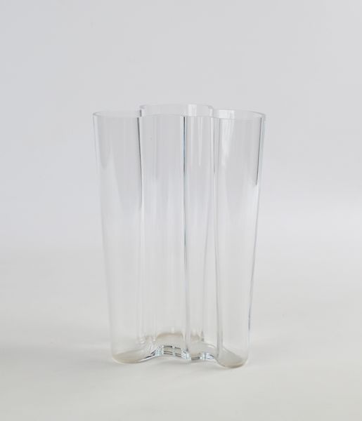ALVAR AALTO : Vaso in vetro incolore soffiato di forma polilobata, prod. Littala  - Asta Design e Arti Decorative del XX Secolo - Associazione Nazionale - Case d'Asta italiane