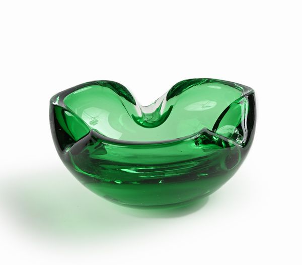 Posacenere vintage in vetro pesante verde con margini ripiegati  - Asta Design e Arti Decorative del XX Secolo - Associazione Nazionale - Case d'Asta italiane