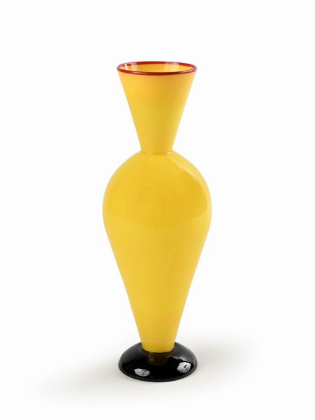 Vaso in vetro di Murano giallo con base nera e bordo superiore rosso  - Asta Design e Arti Decorative del XX Secolo - Associazione Nazionale - Case d'Asta italiane