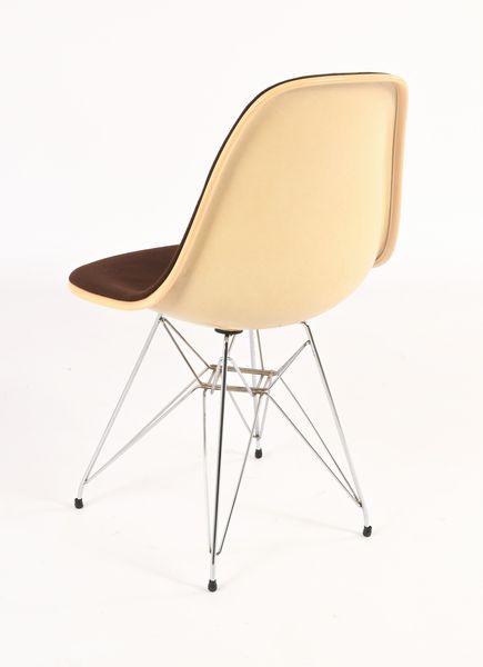 Sedia in fibra di vetro, cuscino imbottito rivestito in tessuto e struttura in metallo cromato  - Asta Design e Arti Decorative del XX Secolo - Associazione Nazionale - Case d'Asta italiane