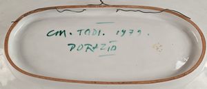 PIERO DORAZIO : Grande vassoio in ceramica dipinta  - Asta Design e Arti Decorative del XX Secolo - Associazione Nazionale - Case d'Asta italiane