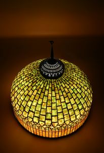 Tiffany Studios New York : Lampada da terra Curtain Border  - Asta Design e Arti Decorative del XX Secolo - Associazione Nazionale - Case d'Asta italiane