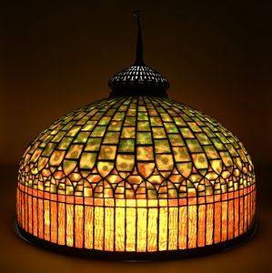 Tiffany Studios New York : Lampada da terra Curtain Border  - Asta Design e Arti Decorative del XX Secolo - Associazione Nazionale - Case d'Asta italiane