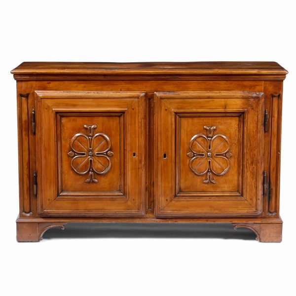 Credenza in noce a due ante pannellate. XVIII secolo  - Asta Antiquariato - Associazione Nazionale - Case d'Asta italiane