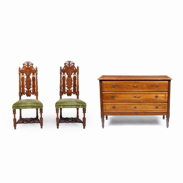 Coppia di sedie con schienali riccamente intagliati e cassettone in noce  - Asta Antiquariato - Associazione Nazionale - Case d'Asta italiane