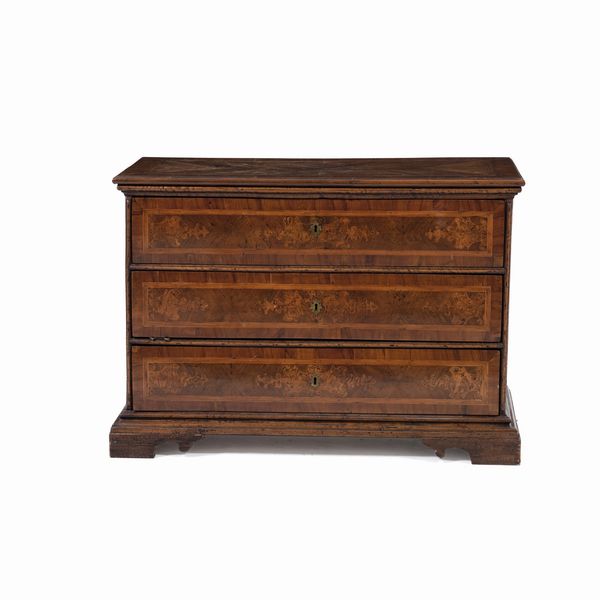Cassettone a tre cassetti lastronato ed intarsiato. XVIII secolo  - Asta Antiquariato - Associazione Nazionale - Case d'Asta italiane
