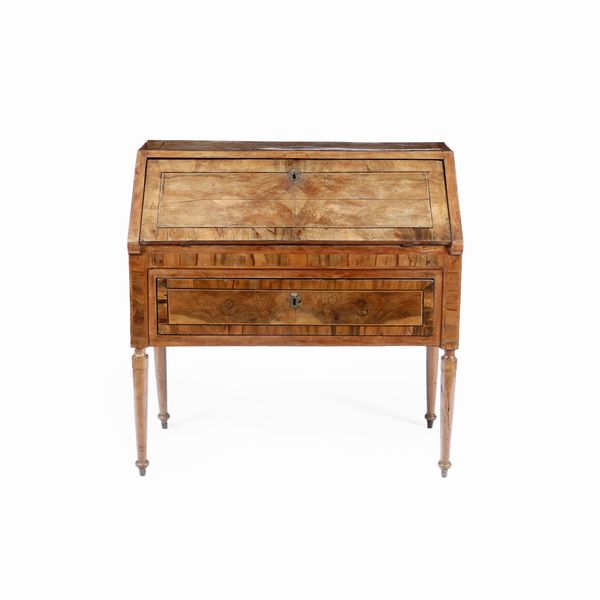 Mobile a ribalta Luigi XVI in noce filettato. Fine XVIII secolo  - Asta Antiquariato - Associazione Nazionale - Case d'Asta italiane