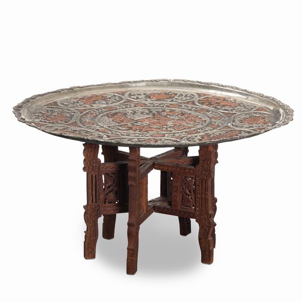 Vassoio a soggetto medio orientale su base di legno  - Asta Antiquariato - Associazione Nazionale - Case d'Asta italiane