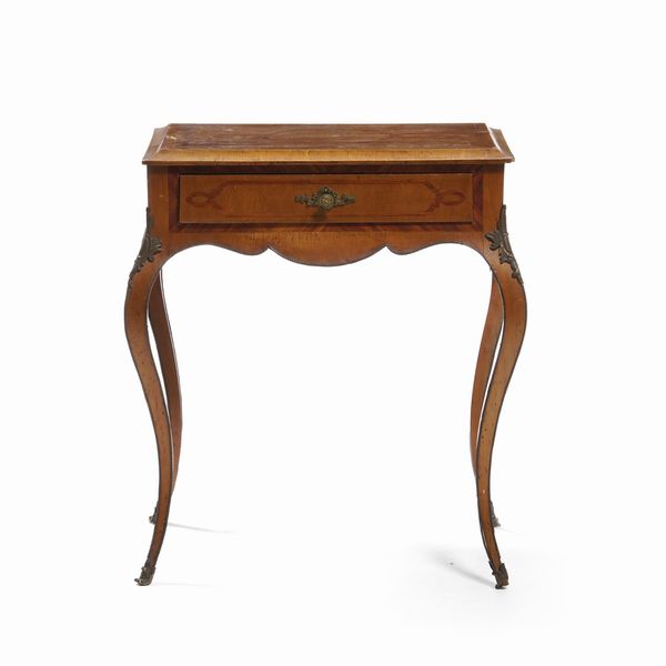 Tavolino in stile Luigi XV. XIX-XX secolo  - Asta Antiquariato - Associazione Nazionale - Case d'Asta italiane