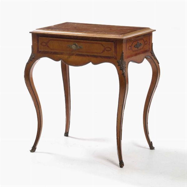 Tavolino in stile Luigi XV. XIX-XX secolo  - Asta Antiquariato - Associazione Nazionale - Case d'Asta italiane
