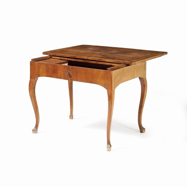 Tavolo Luigi XV in legno di ulivo lastronato e filettato in palissandro. Genova XVIII secolo  - Asta Antiquariato - Associazione Nazionale - Case d'Asta italiane