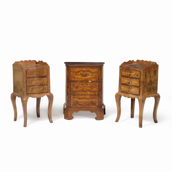 Tre comodini diversi in legno lastronato. XIX-XX secolo  - Asta Antiquariato - Associazione Nazionale - Case d'Asta italiane