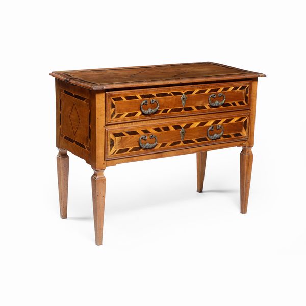 Comoncino a due cassetti lastronato ed intarsiato. Fine XVIII secolo  - Asta Antiquariato - Associazione Nazionale - Case d'Asta italiane