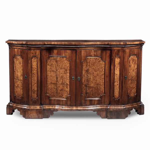 Credenza in legno a quattro ante lastronata in noce e radica, XVIII-XIX secolo  - Asta Antiquariato - Associazione Nazionale - Case d'Asta italiane
