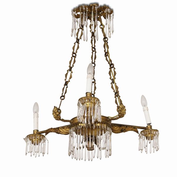 Lampadario a tre luci in metallo dorato con cristalli. XX secolo  - Asta Antiquariato - Associazione Nazionale - Case d'Asta italiane
