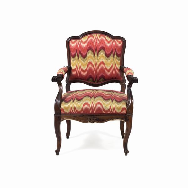 Poltrona in legno intagliato con tessuto fiammato. XVIII-XIX secolo  - Asta Antiquariato - Associazione Nazionale - Case d'Asta italiane