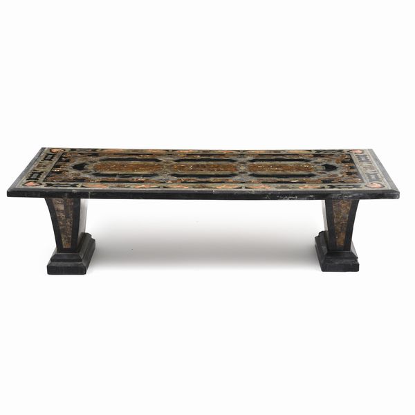 Tavolo con piano intarsiato con marmi policromi. XX secolo  - Asta Antiquariato - Associazione Nazionale - Case d'Asta italiane