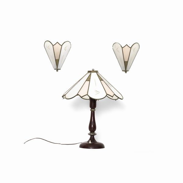 Lampada da tavolo in legno e vetro e due applique in metallo e vetro  - Asta Antiquariato - Associazione Nazionale - Case d'Asta italiane