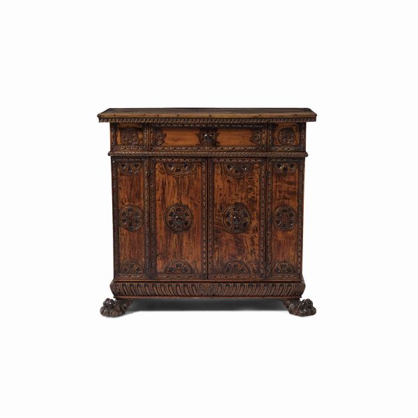 Credenza in noce con decorazione floreale intagliata, gambe ferine. Stile 700  - Asta Antiquariato - Associazione Nazionale - Case d'Asta italiane