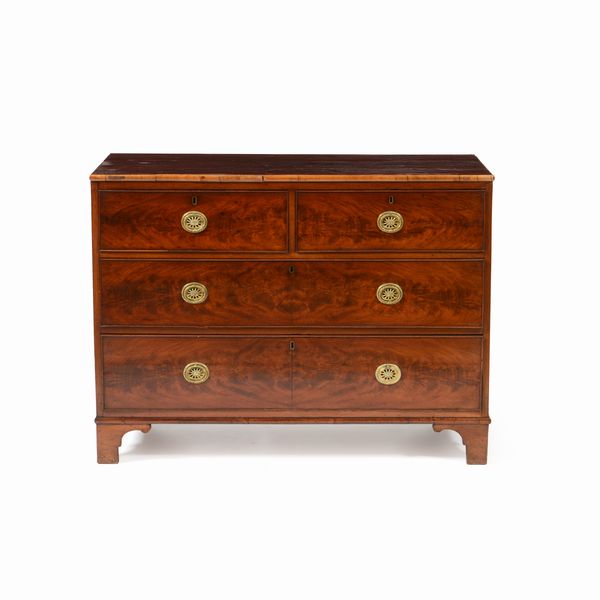 Commode lastronata in piuma di mogano. Inghilterra, XIX secolo  - Asta Antiquariato - Associazione Nazionale - Case d'Asta italiane