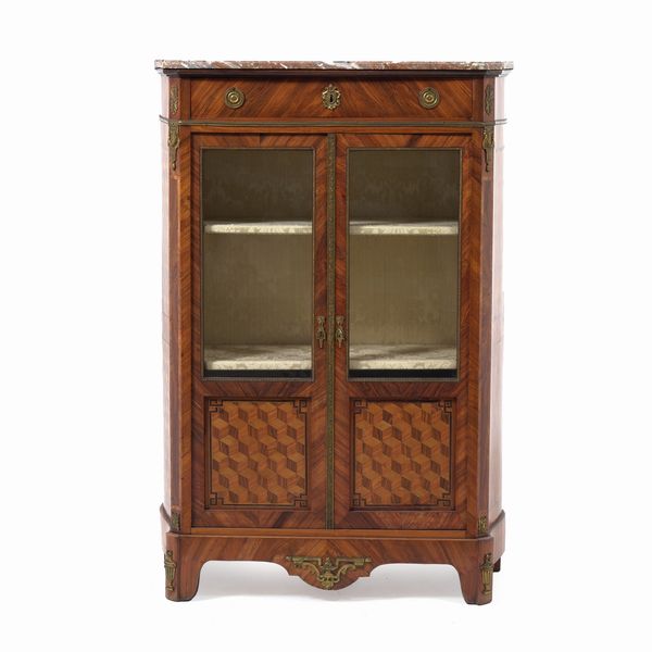 Vetrina a due ante lastronata e intarsiata. XIX secolo  - Asta Antiquariato - Associazione Nazionale - Case d'Asta italiane
