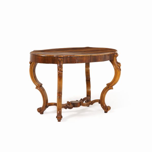 Tavolino da centro in legno intagliato e legno lastronato. XX secolo  - Asta Antiquariato - Associazione Nazionale - Case d'Asta italiane