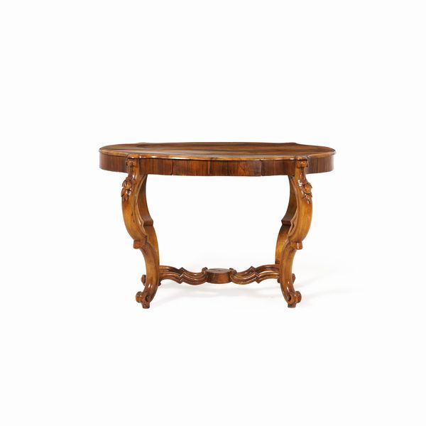 Tavolino da centro in legno intagliato e legno lastronato. XX secolo  - Asta Antiquariato - Associazione Nazionale - Case d'Asta italiane