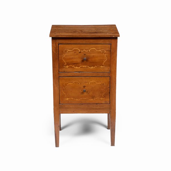 Comodino a due cassetti in legno lastronato e filettato  - Asta Antiquariato - Associazione Nazionale - Case d'Asta italiane