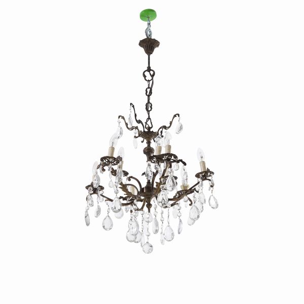 Lampadario a nove luci in metallo dorato e pendenti in cristallo. XX secolo  - Asta Antiquariato - Associazione Nazionale - Case d'Asta italiane