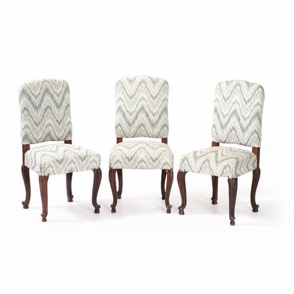 Tre sedie in stile Luigi XV rivestite in tessuto fiammato  - Asta Antiquariato - Associazione Nazionale - Case d'Asta italiane