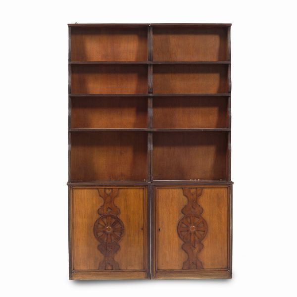 Coppia di credenze con alzate in rovere, pannelli intagliati. Stile antico  - Asta Antiquariato - Associazione Nazionale - Case d'Asta italiane