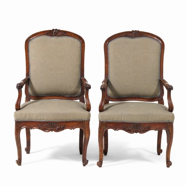 Coppia di poltrone in legno intagliato. XVIII secolo  - Asta Antiquariato - Associazione Nazionale - Case d'Asta italiane