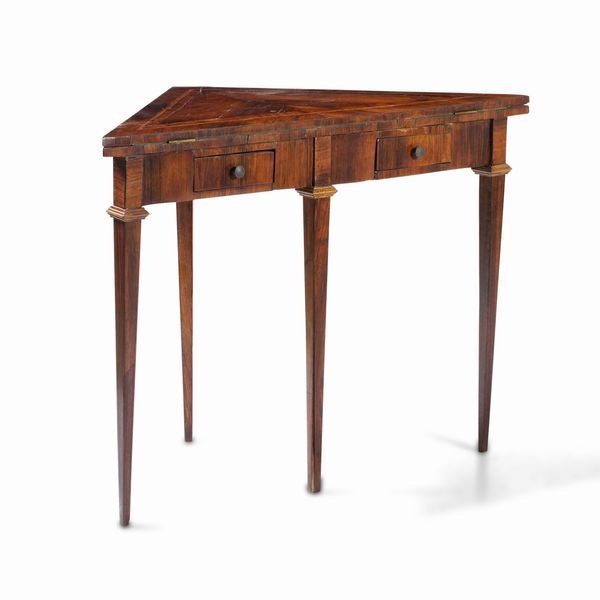 Tavolino da gioco Luigi XV triangolare apribile lastronato in palissandro. Genova XVIII secolo  - Asta Antiquariato - Associazione Nazionale - Case d'Asta italiane