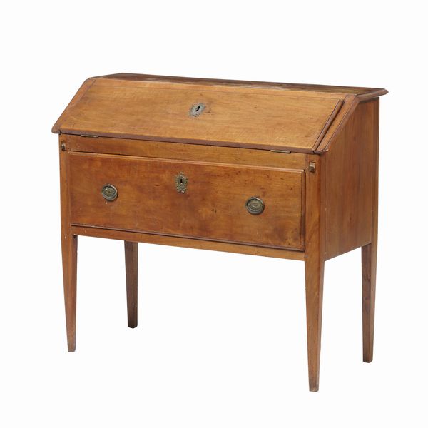 Piccola ribalta in noce a un cassetto. XIX secolo  - Asta Antiquariato - Associazione Nazionale - Case d'Asta italiane