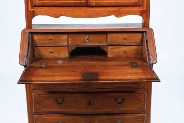 Ribalta con alzata a due ante in legno lastronato ed intarsiato. XVIII-XIX secolo  - Asta Antiquariato - Associazione Nazionale - Case d'Asta italiane