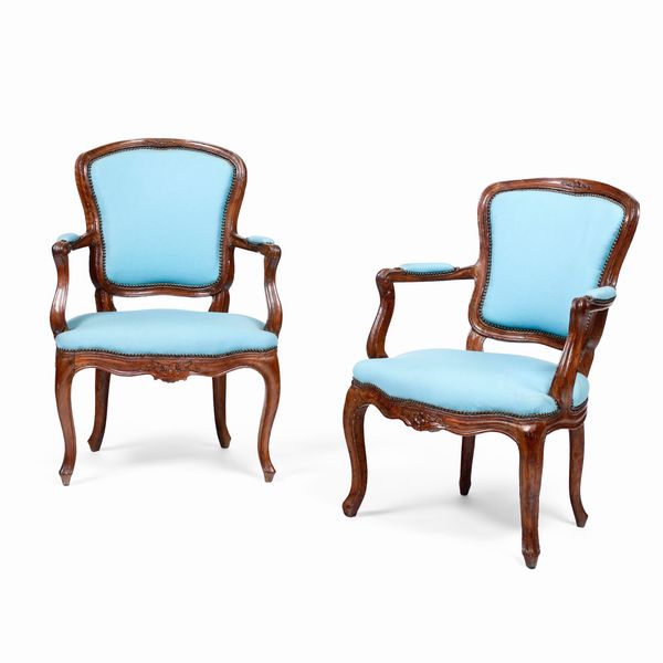 Coppia di poltrone in noce intagliato. Genova XVIII secolo  - Asta Antiquariato - Associazione Nazionale - Case d'Asta italiane